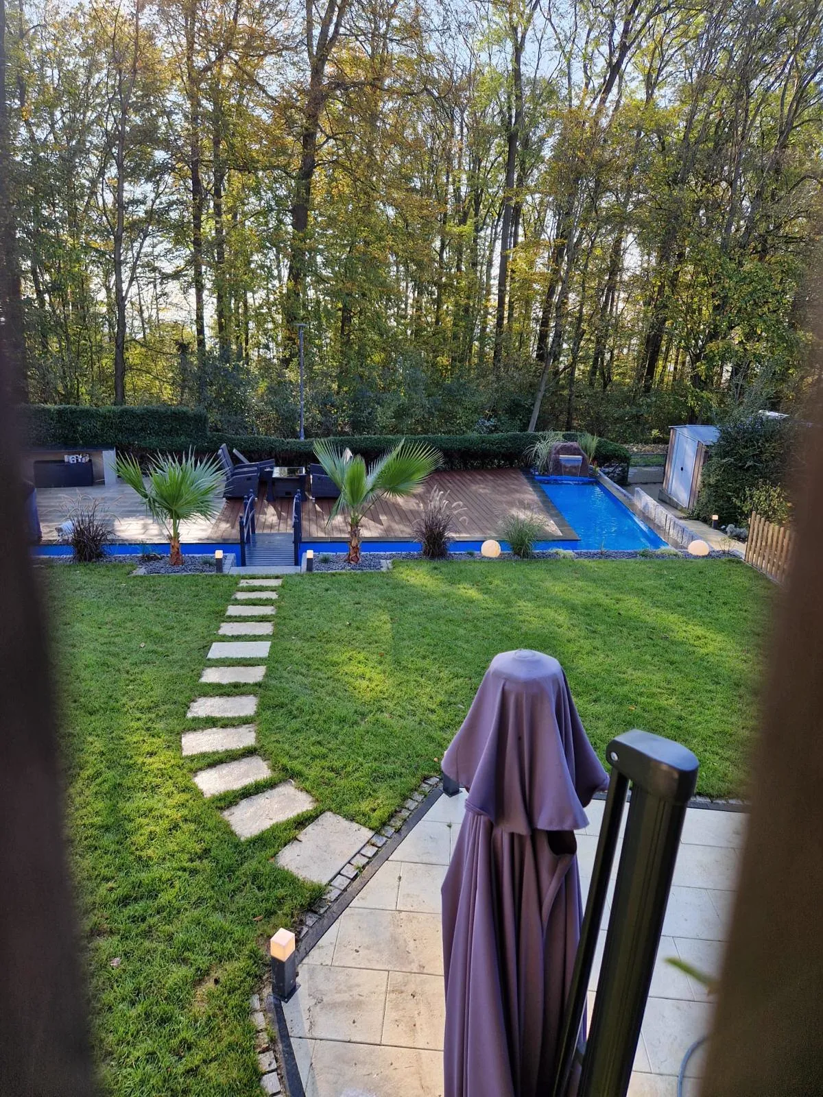 Luxusgarten mit Pool, Holzdeck und Lounge in der Region Rhein-Neckar